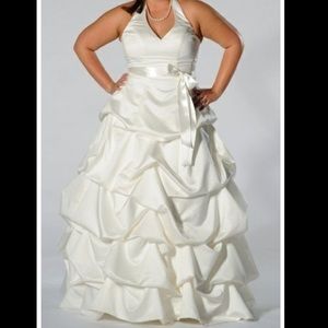 David’s Bridal White Wedding Dress (Style 9T9250)